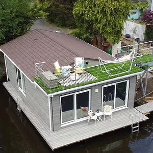 https://unique-floating-home-and-hot-tub-on-island-idyll.brighton-hotels-england.com